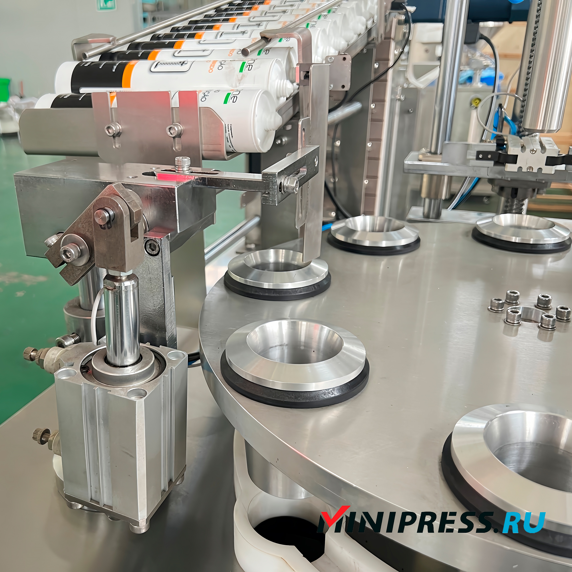 Ligne automatique de conditionnement de mastic silicone et polyuréthane dans des tubes en plastique MN-01