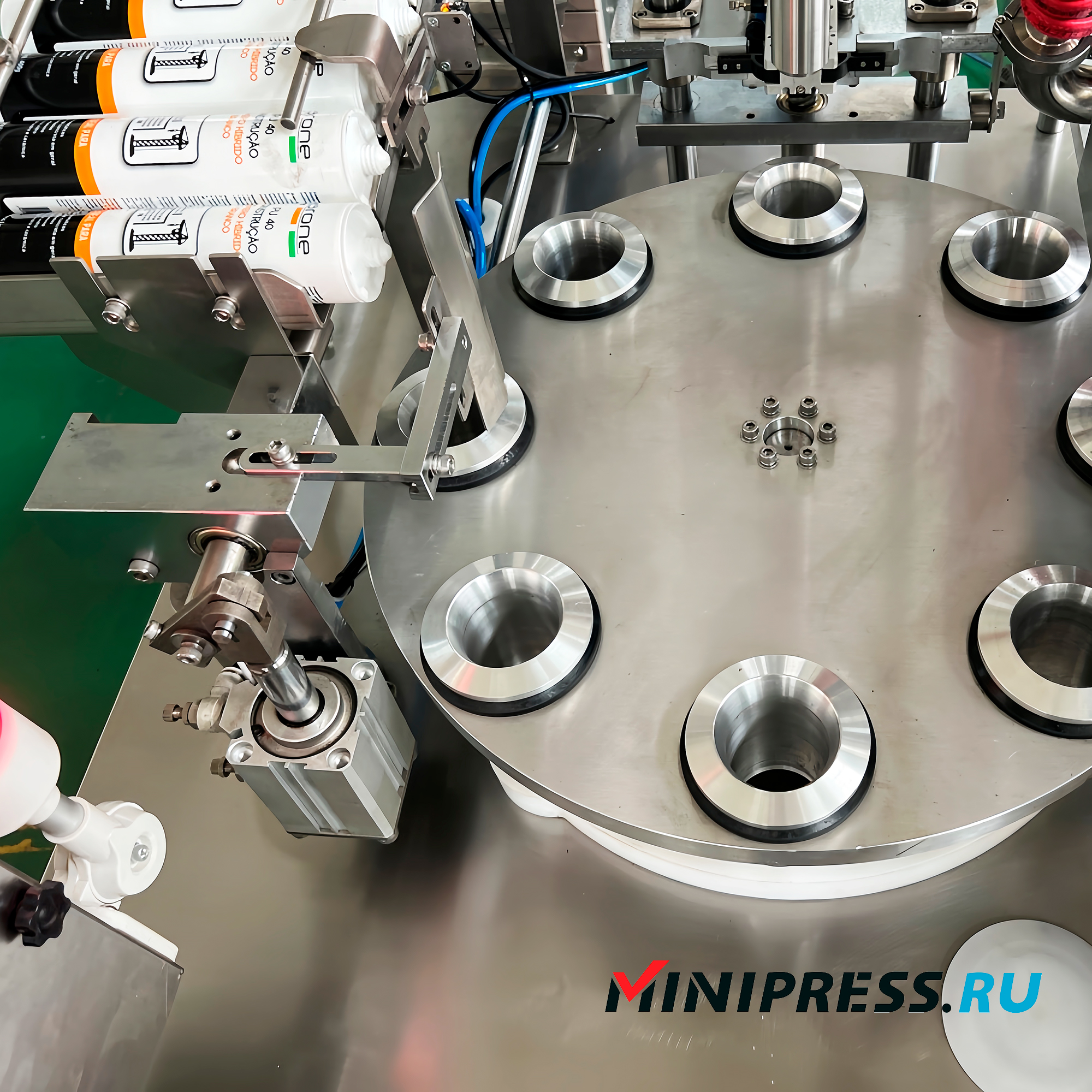 Ligne automatique de conditionnement de mastic silicone et polyuréthane dans des tubes en plastique MN-01