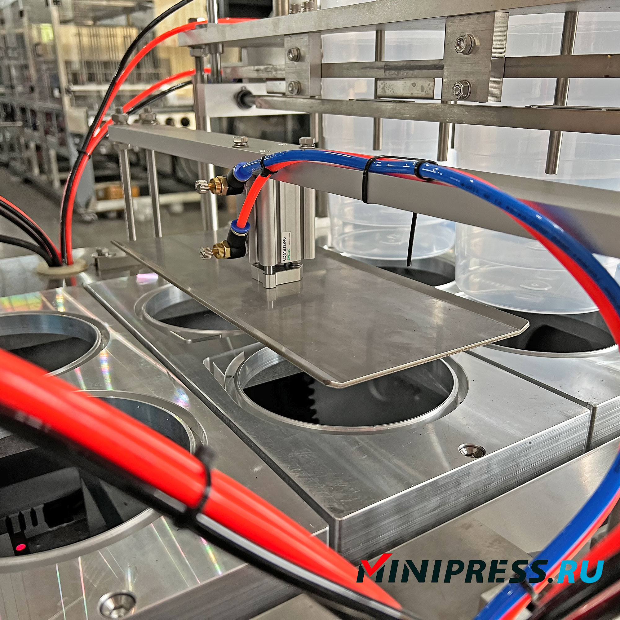 Machine d'emballage automatique pour le remplissage de liquides et de gels dans des gobelets en plastique JB-02