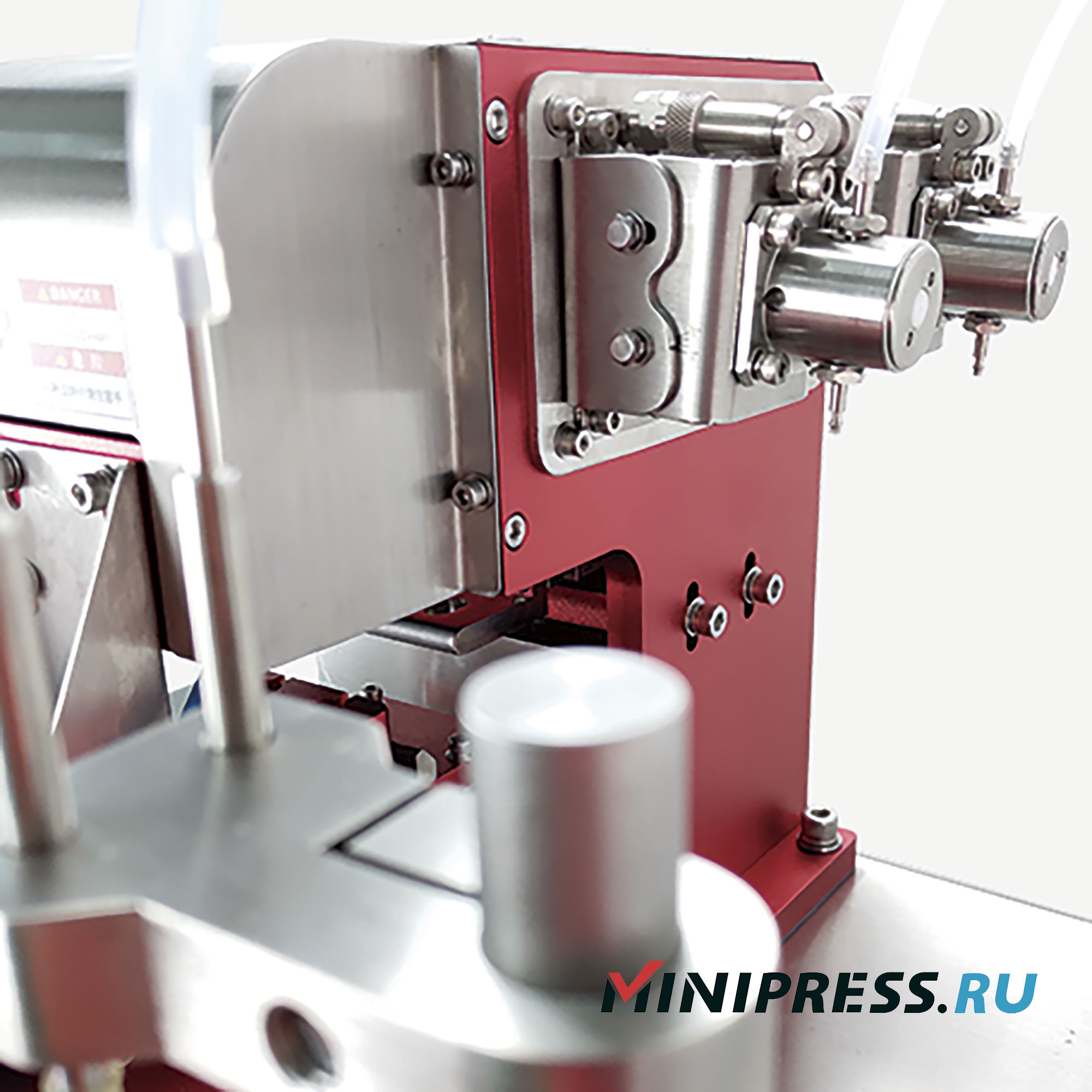 Machine de remplissage et de bouchage pour tubes plastiques centrifuges avec bouchons à pression GX-15