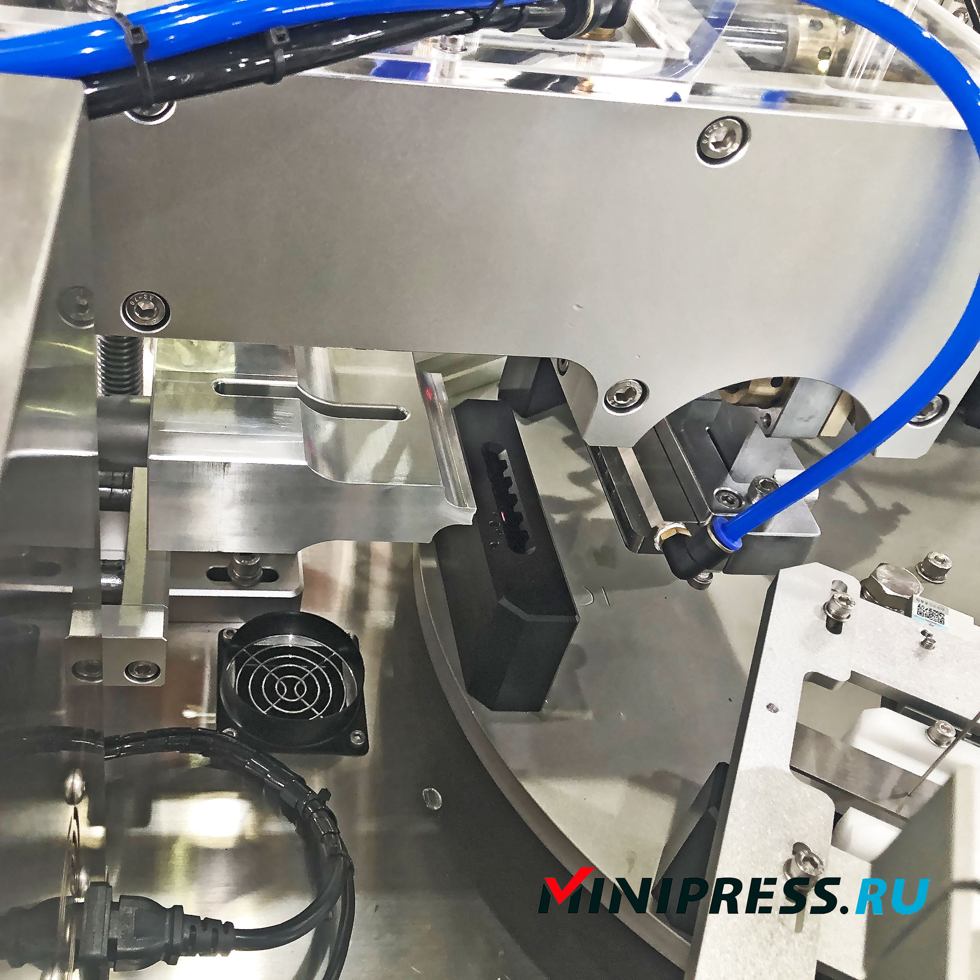 Machine semi-automatique de remplissage et de scellage de bouteilles en plastique BFS KJ-10