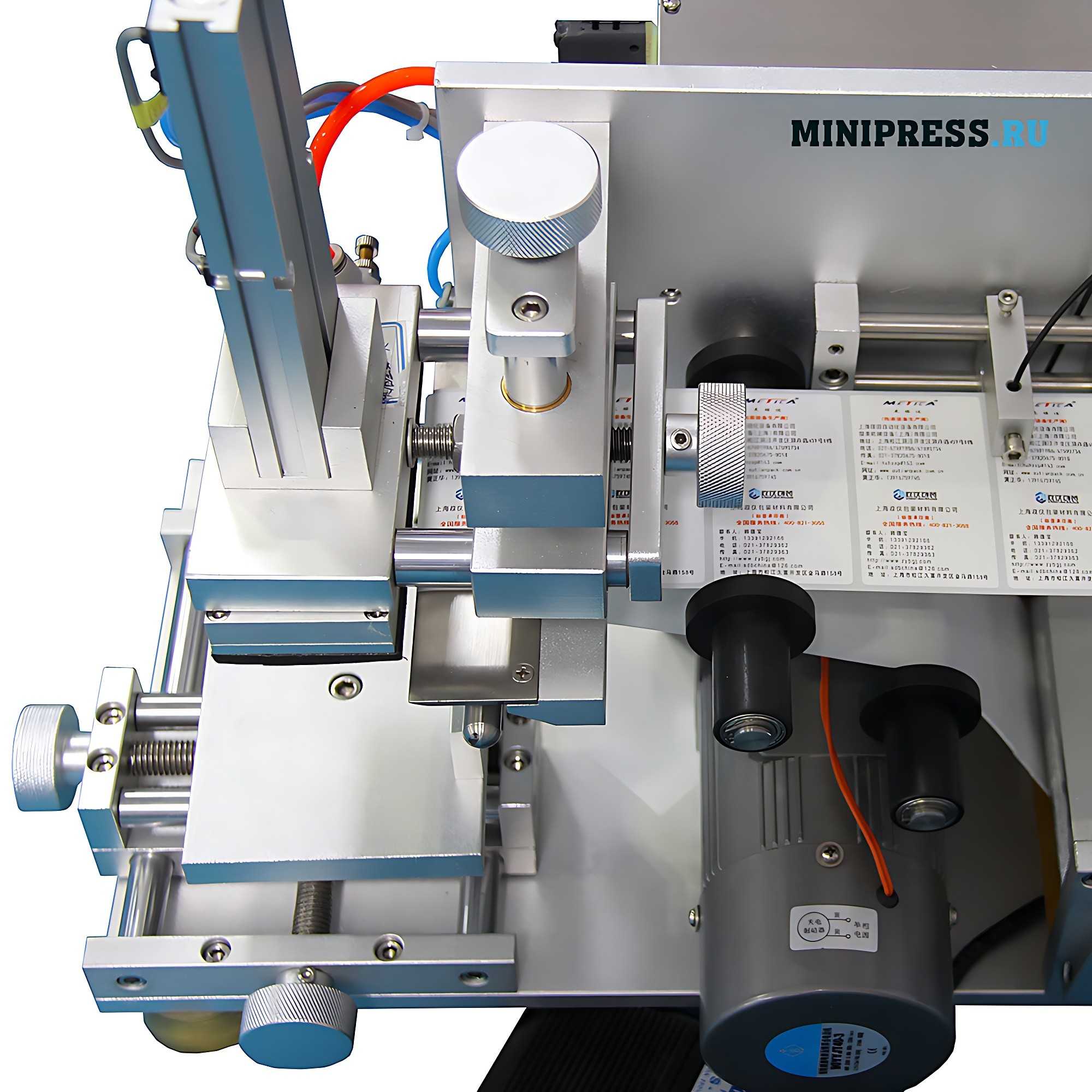 Máquina para pegar etiquetas autoadhesivas sobre cajas de cartón MT-05