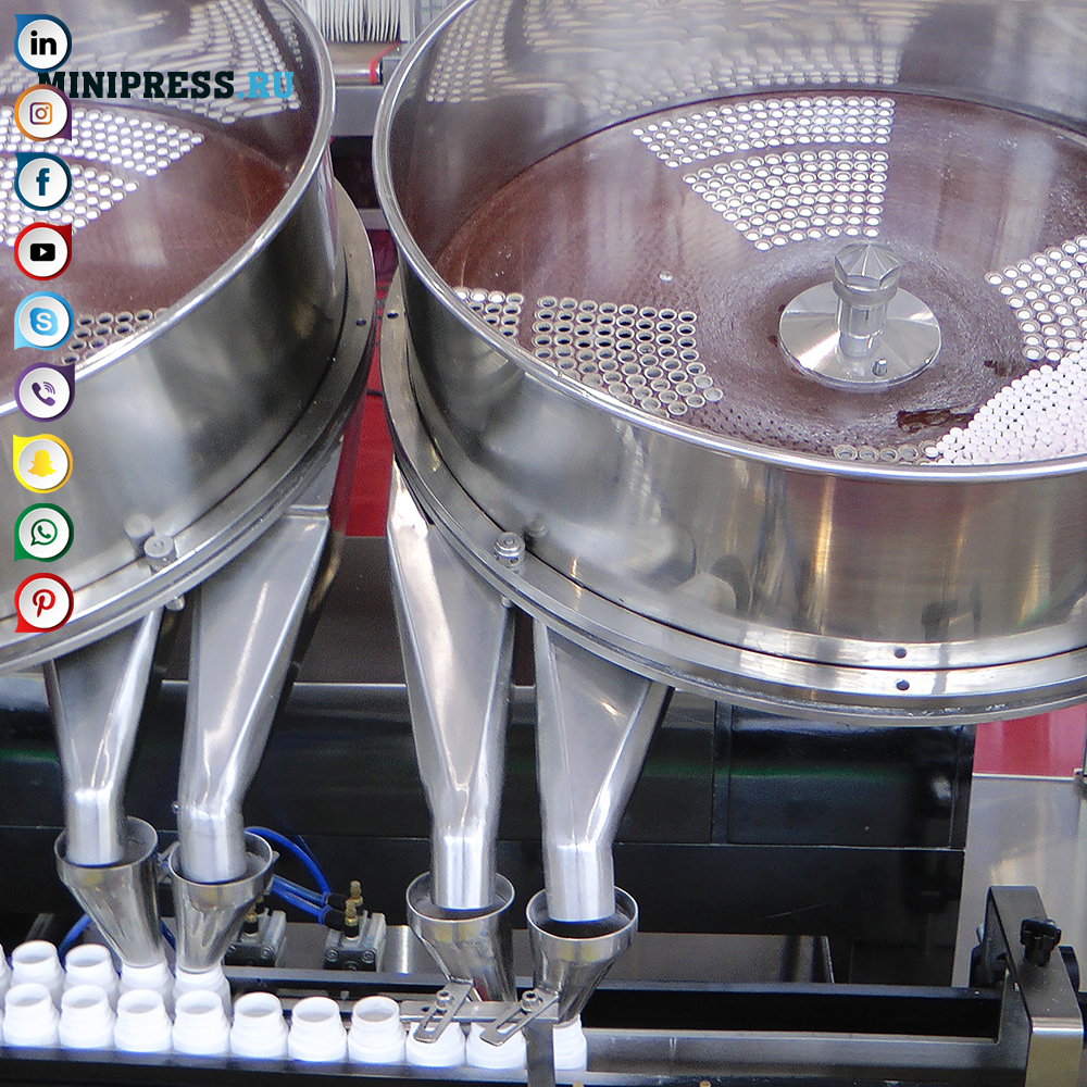 Machine met twee roterende schijven voor het tellen en vullen van tabletten en gelatinecapsules