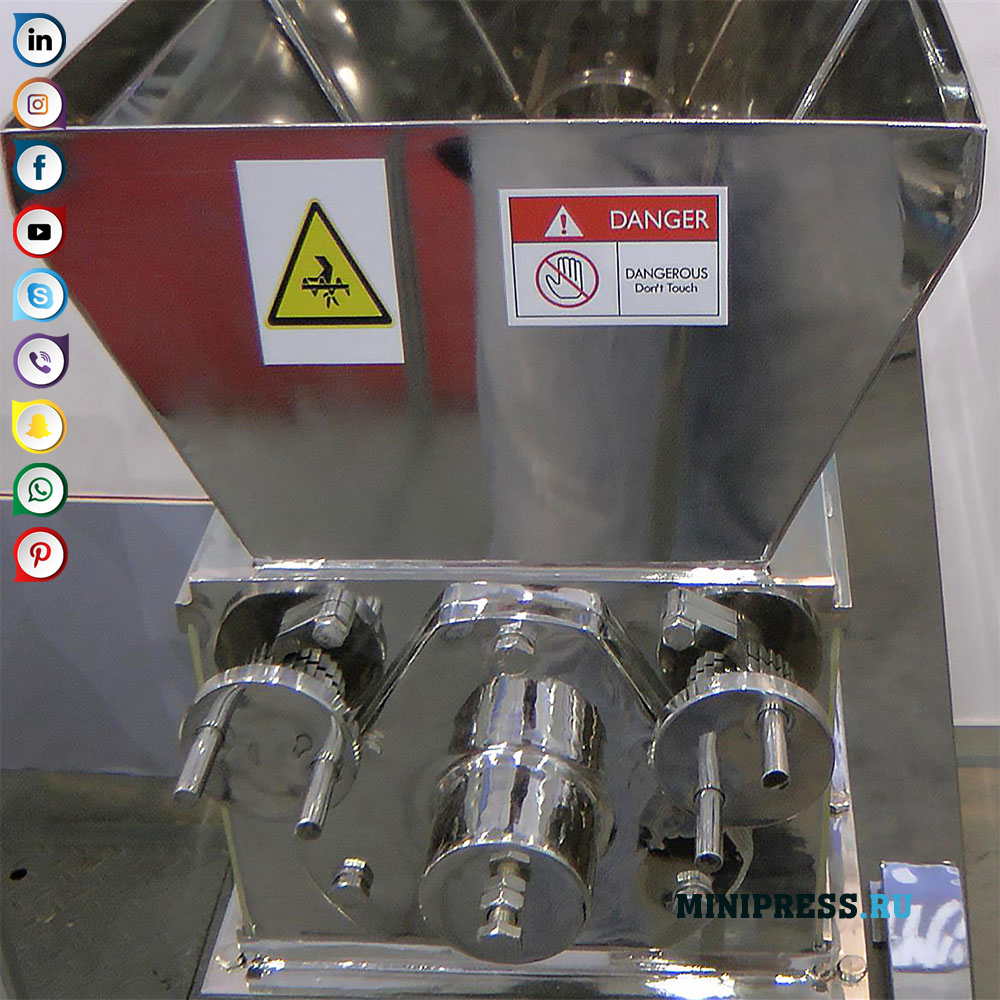 Granulator for dry and wet granulation of powders