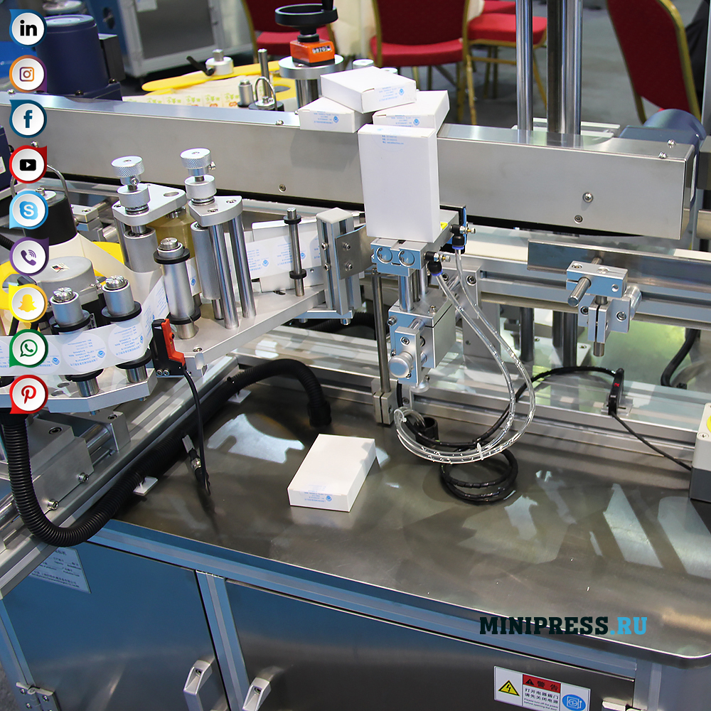 Автоматска машина за налепници со етикети