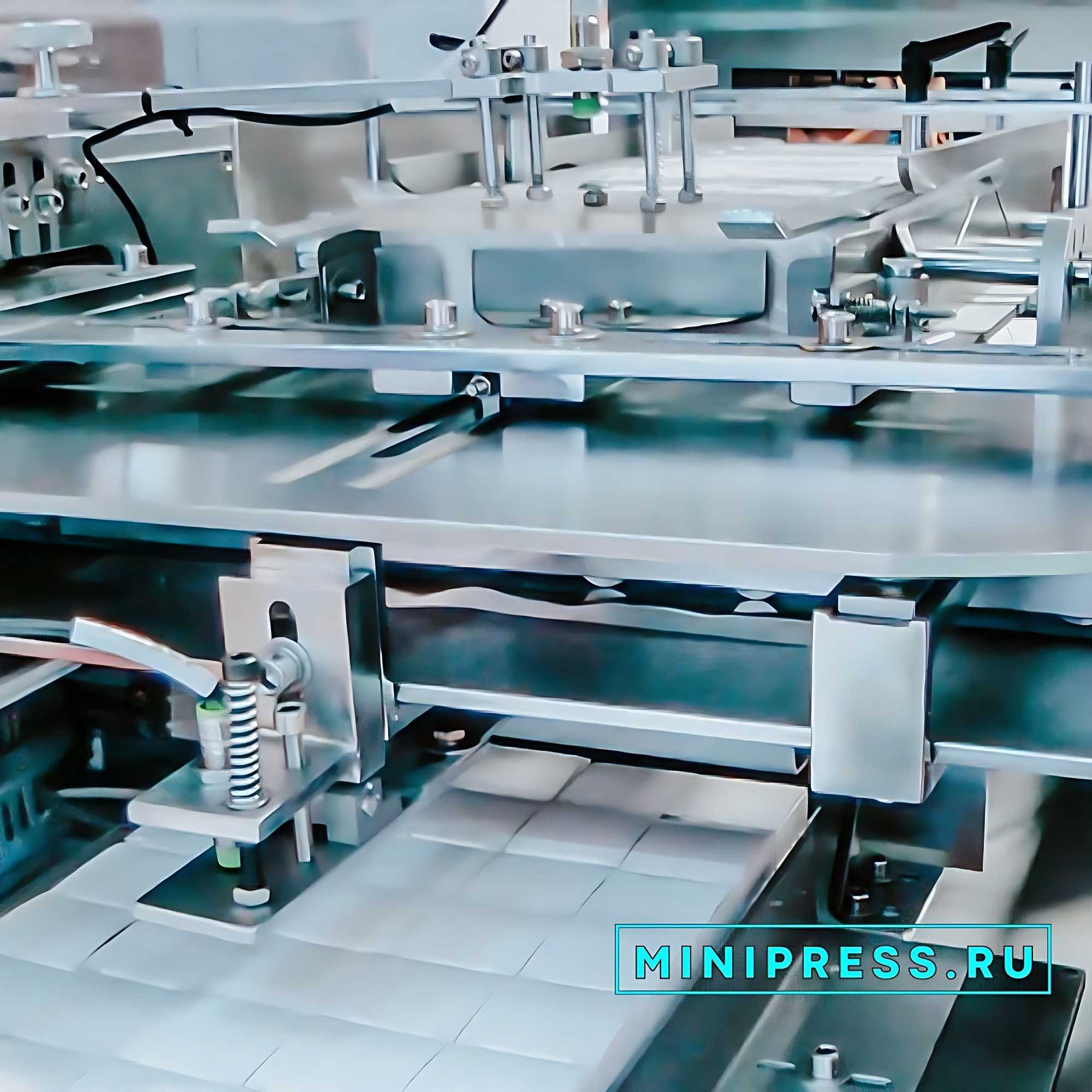 Automatic equipment for dispensing liquids in pharmaceutical production