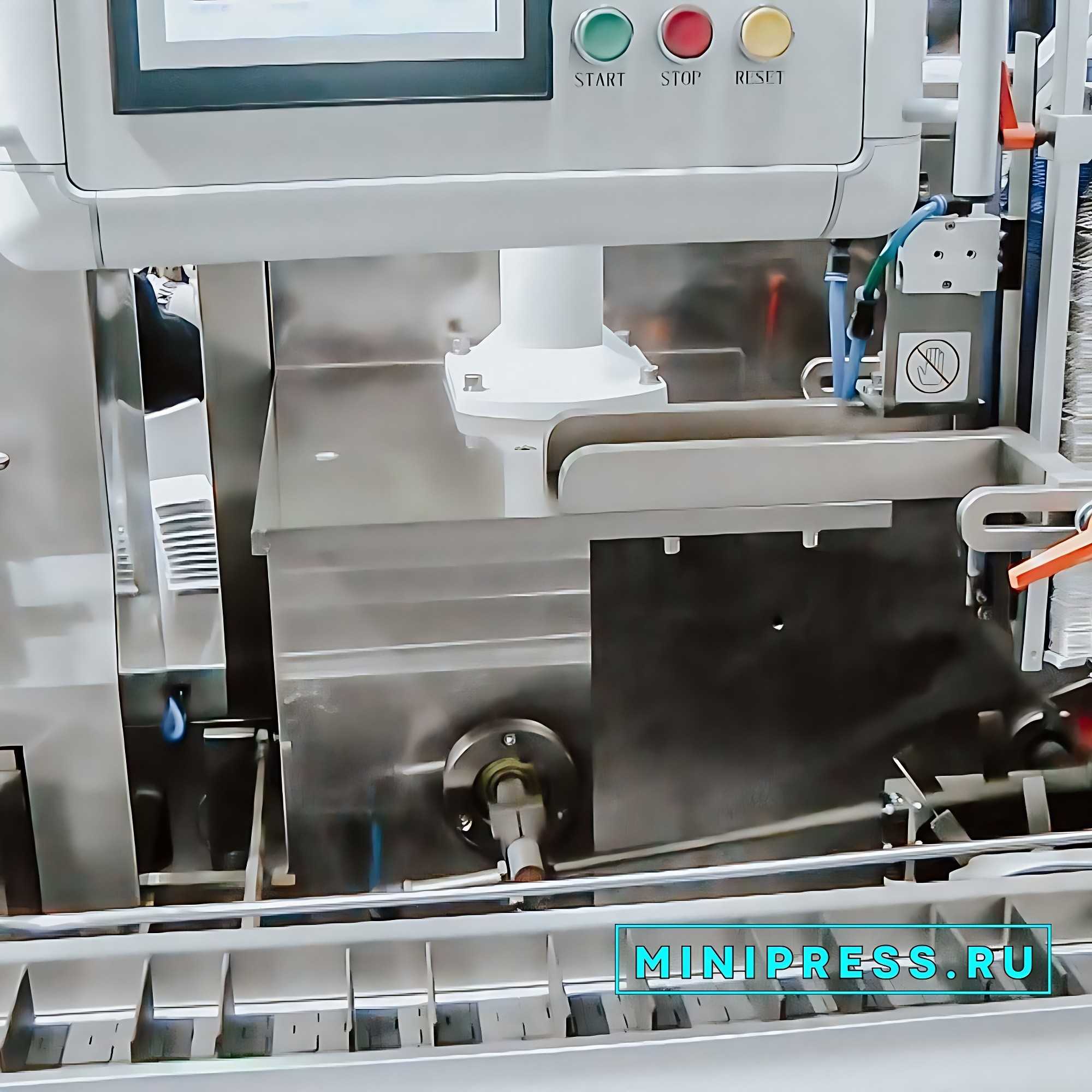 Automatic equipment for group packaging of bottles in cellophane
