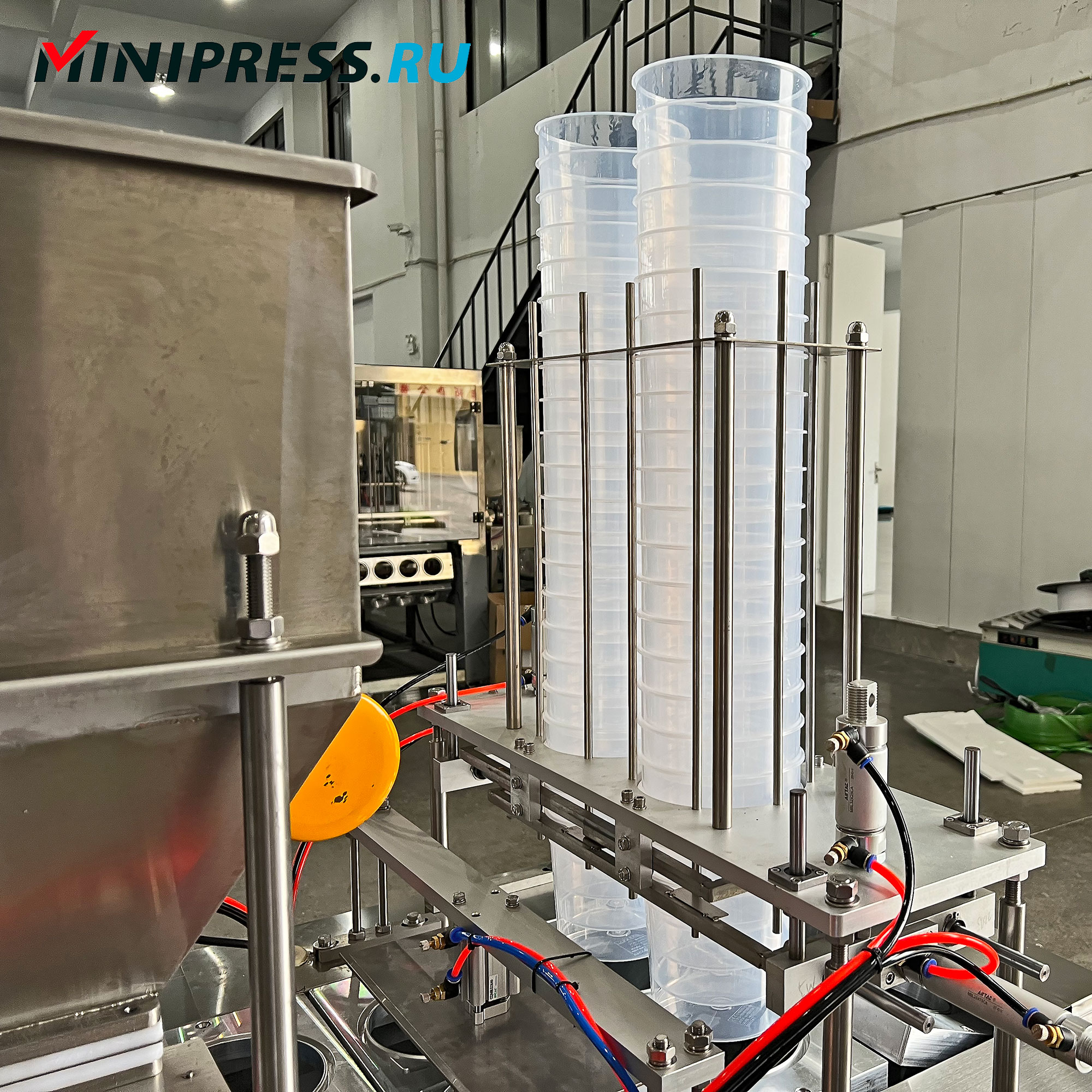 Automatic packaging machine for filling liquids and gels into plastic cups JB-02