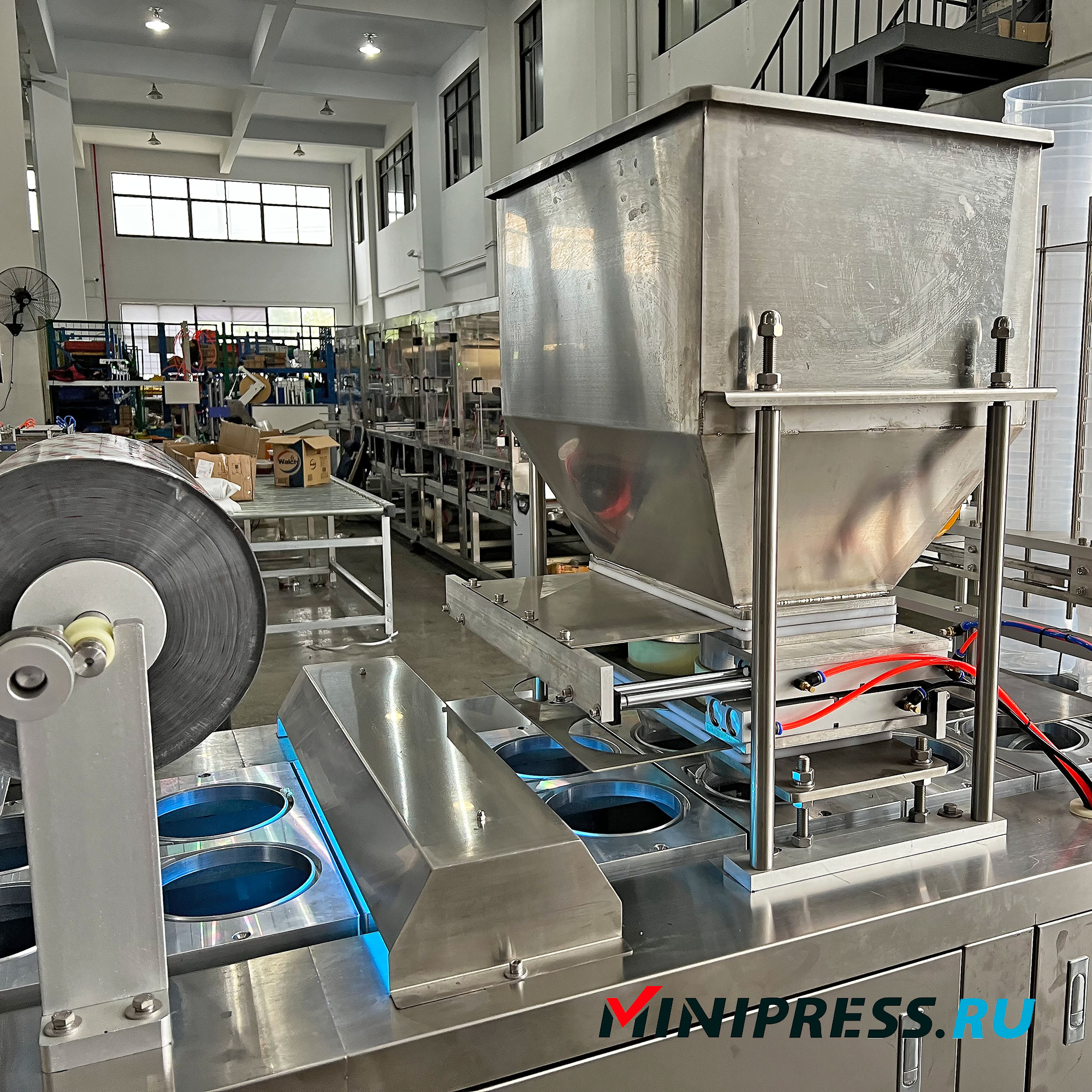 Automatic packaging machine for filling liquids and gels into plastic cups JB-02