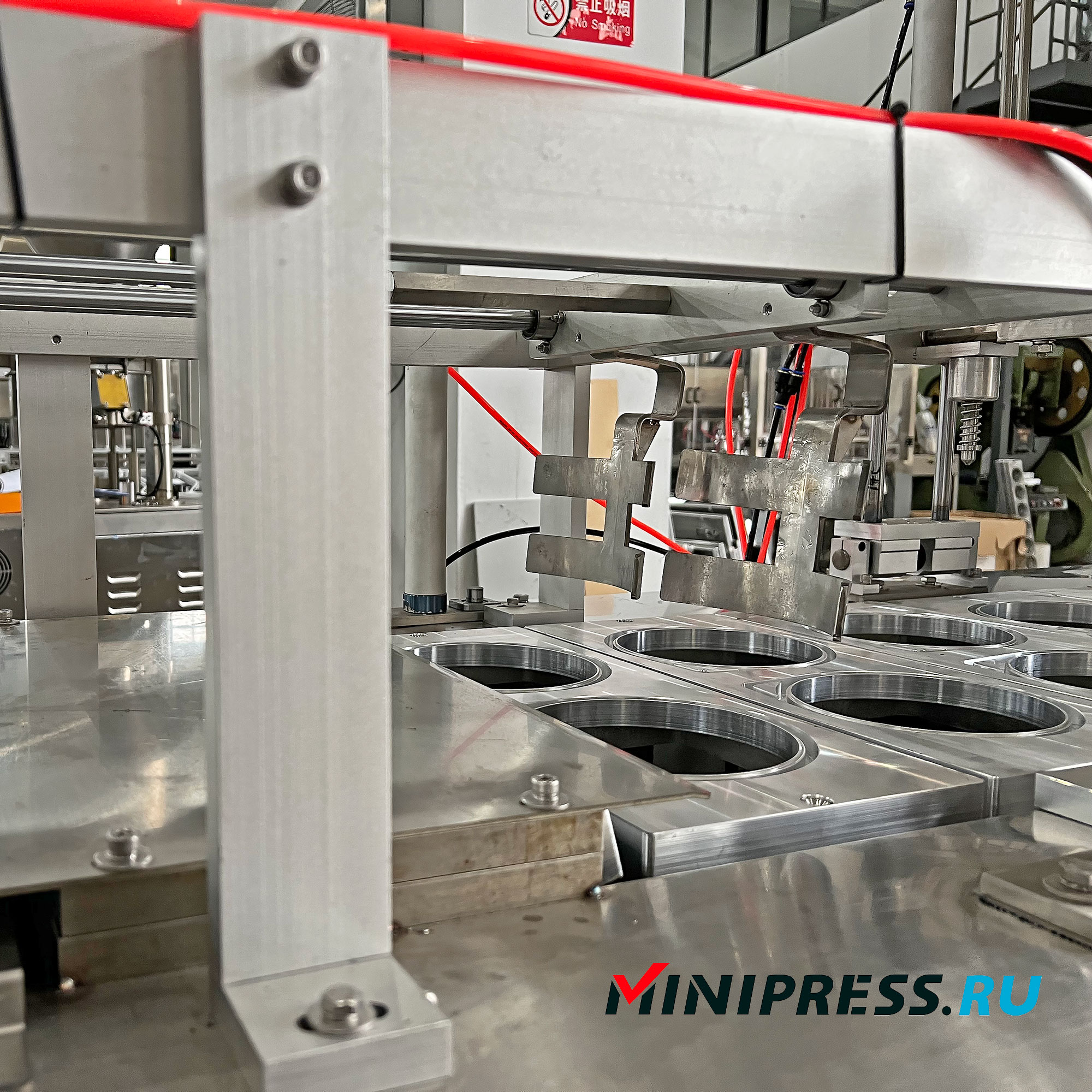 Automatic packaging machine for filling liquids and gels into plastic cups JB-02