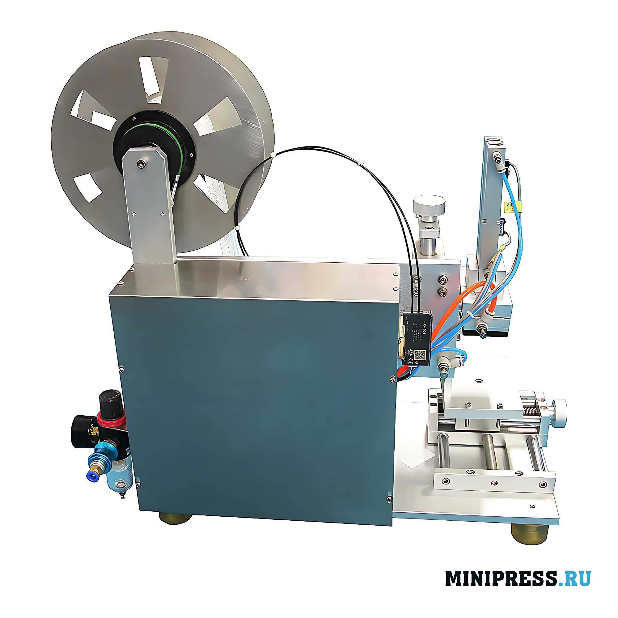 Machine for sticking self-adhesive labels on cardboard boxes MT-05
