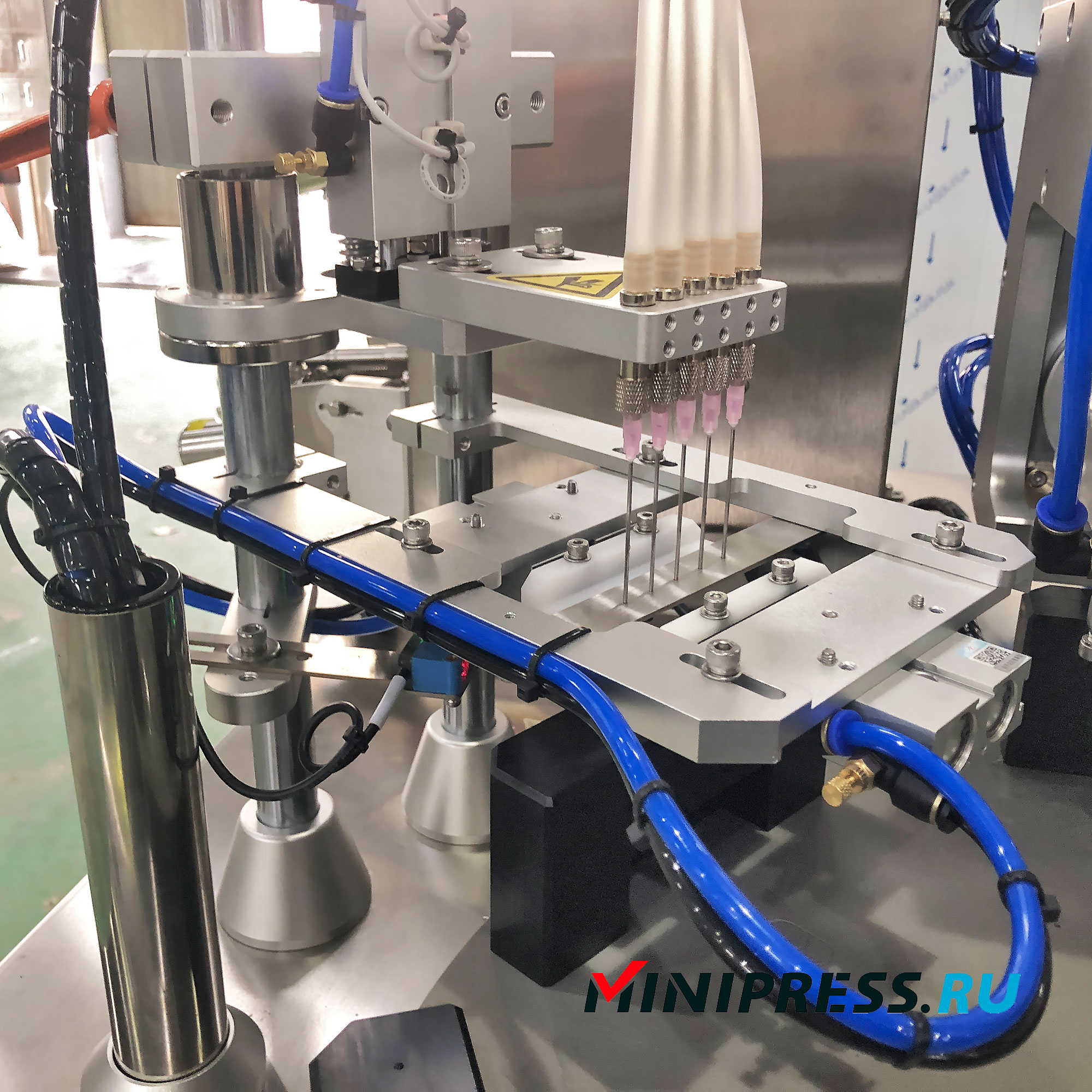 Halbautomatische Füll- und Verschließmaschine für Kunststoffflaschen BFS KJ-10