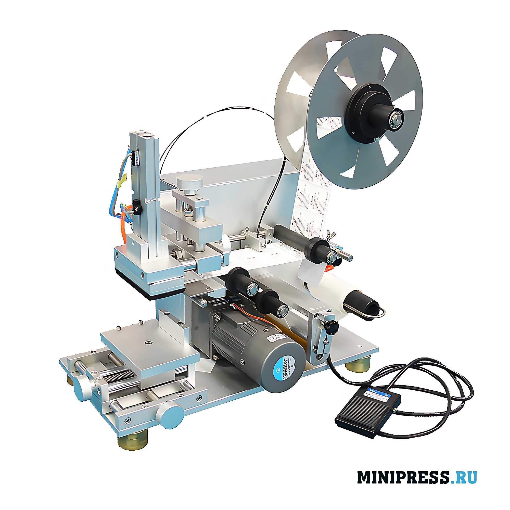 Machine for sticking self-adhesive labels on cardboard boxes MT-05